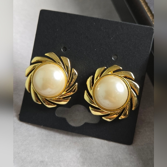 Vintage Gold Tone Fuax Pearl Earrings Clip On Earrings - Picture 3 of 16